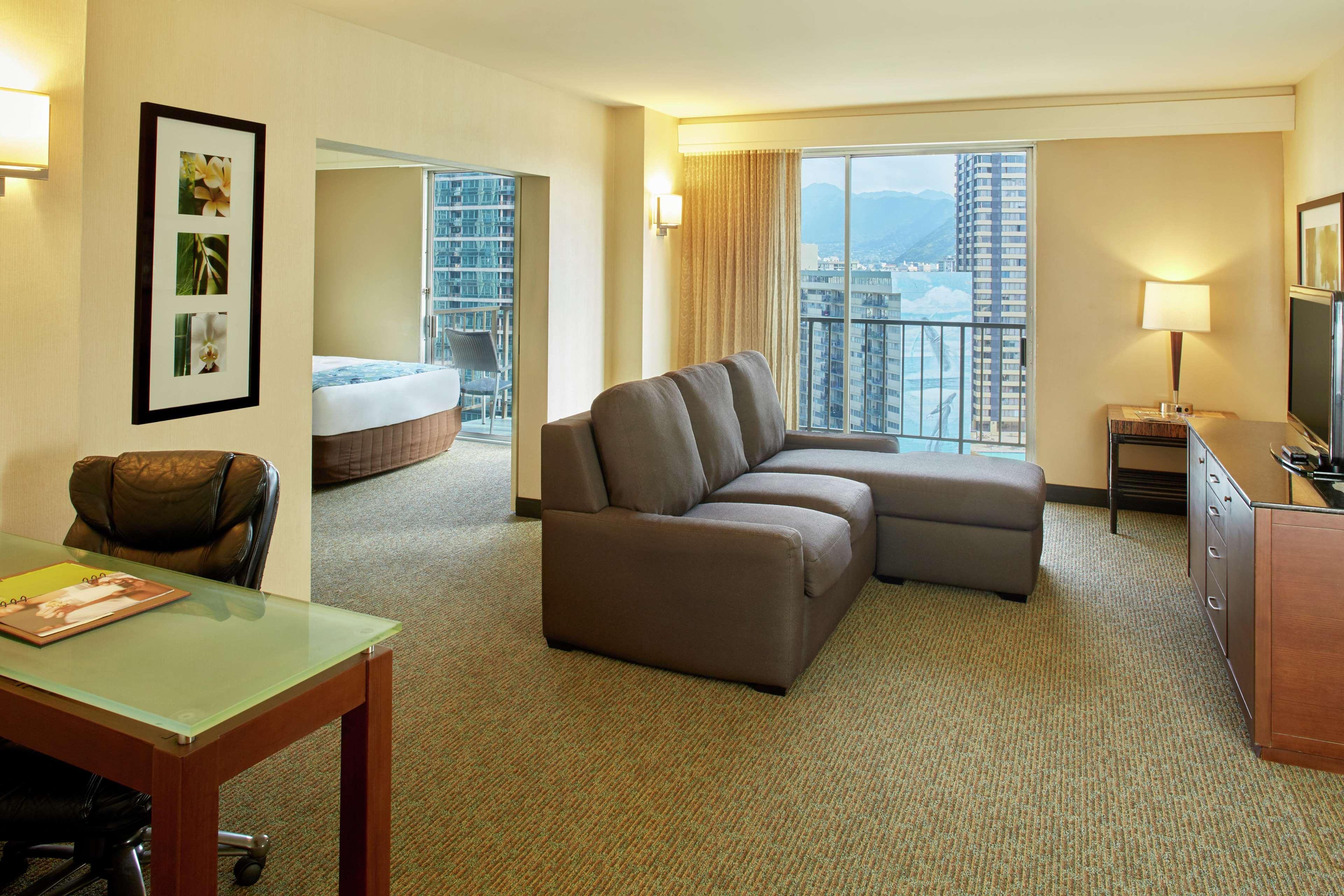 Holiday Inn Express Waikiki By Ihg Honolulu Exterior photo