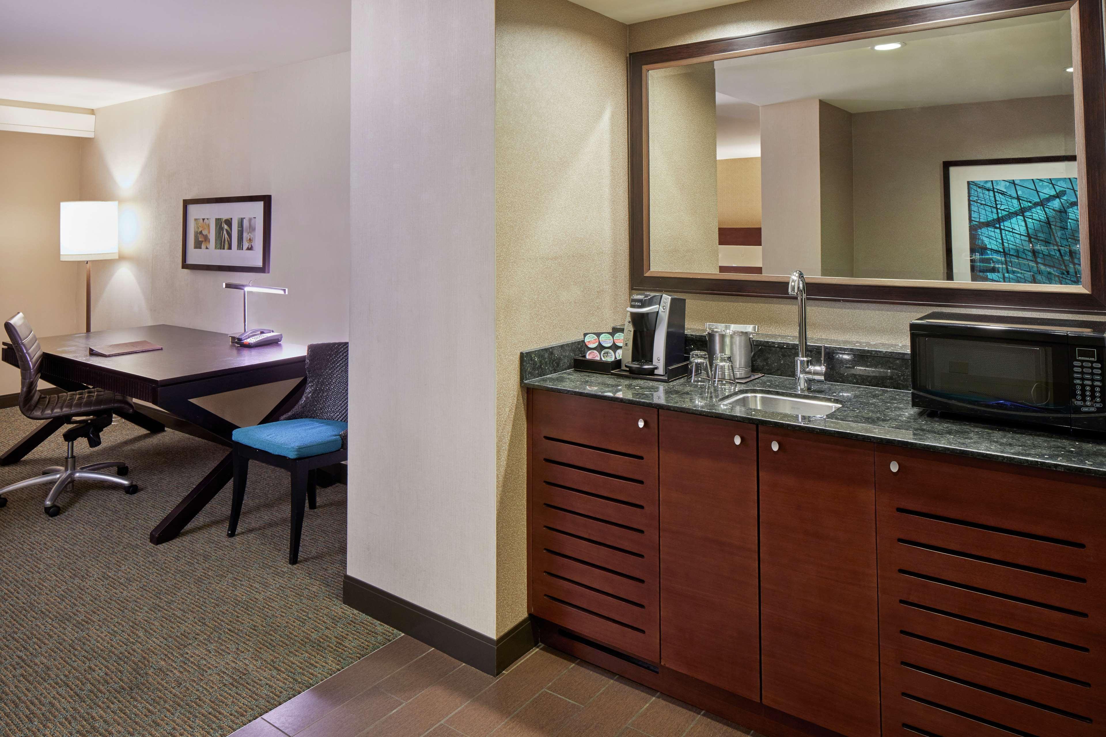 Holiday Inn Express Waikiki By Ihg Honolulu Exterior photo