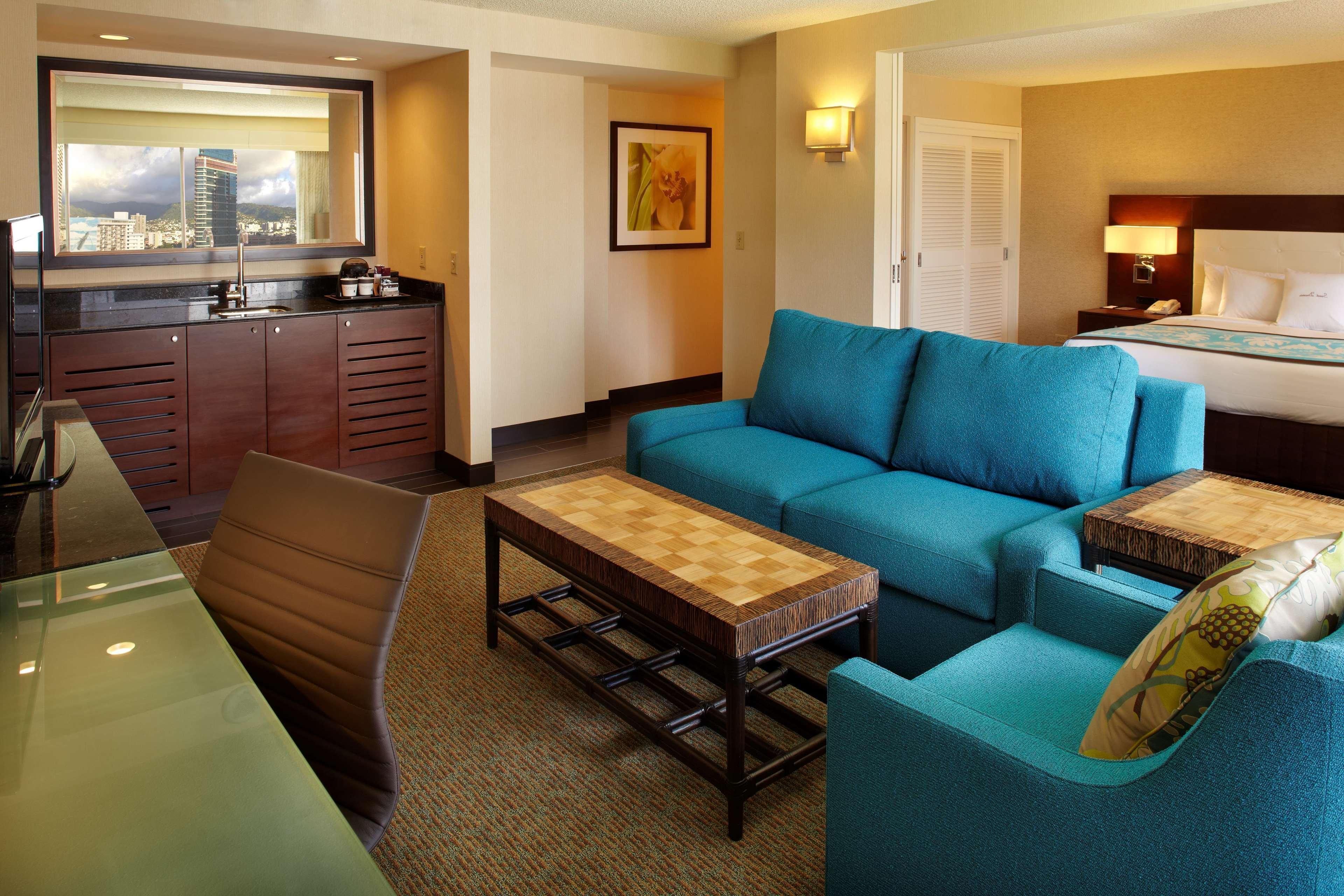 Holiday Inn Express Waikiki By Ihg Honolulu Exterior photo