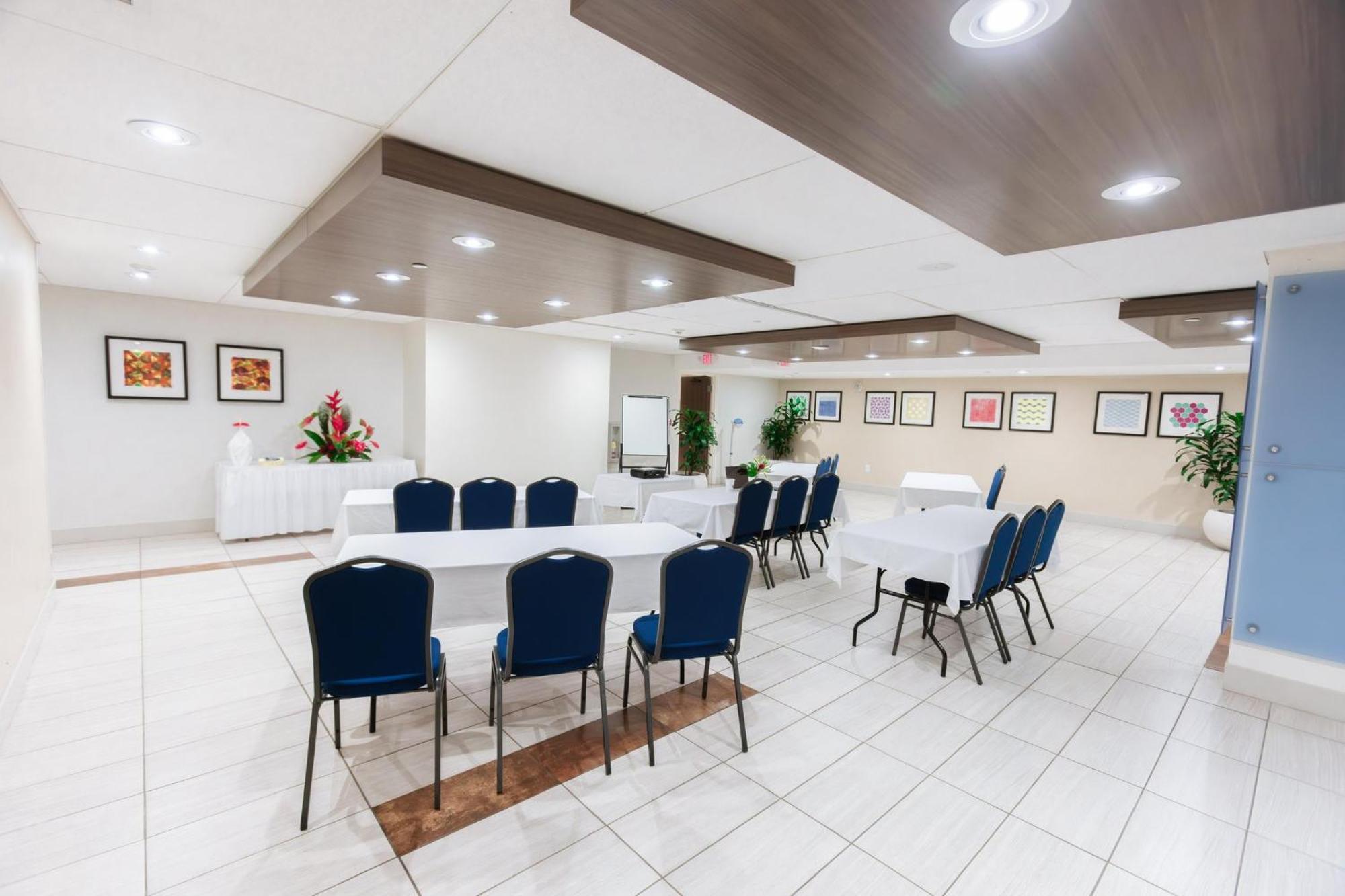 Holiday Inn Express Waikiki By Ihg Honolulu Exterior photo