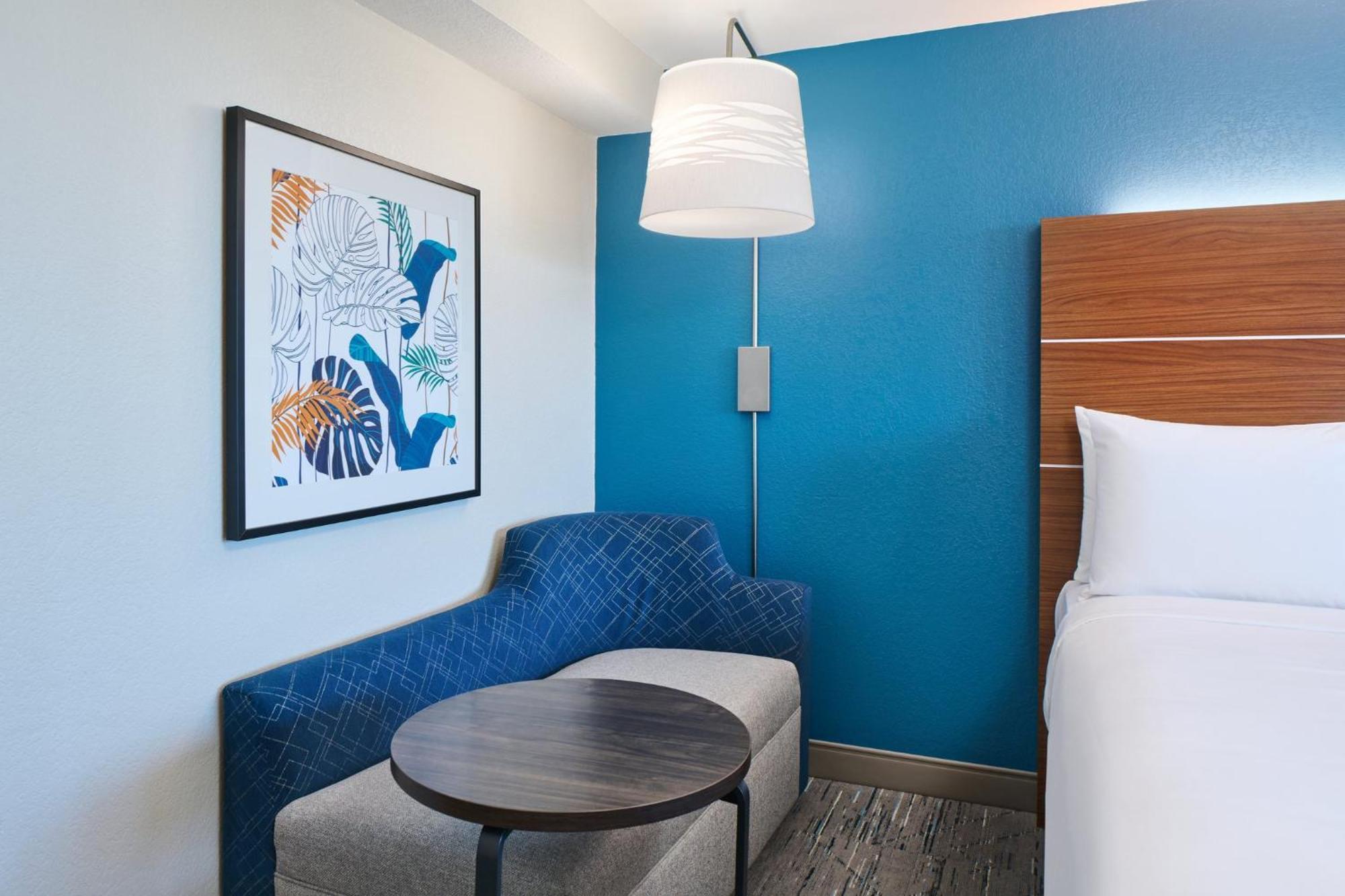 Holiday Inn Express Waikiki By Ihg Honolulu Exterior photo