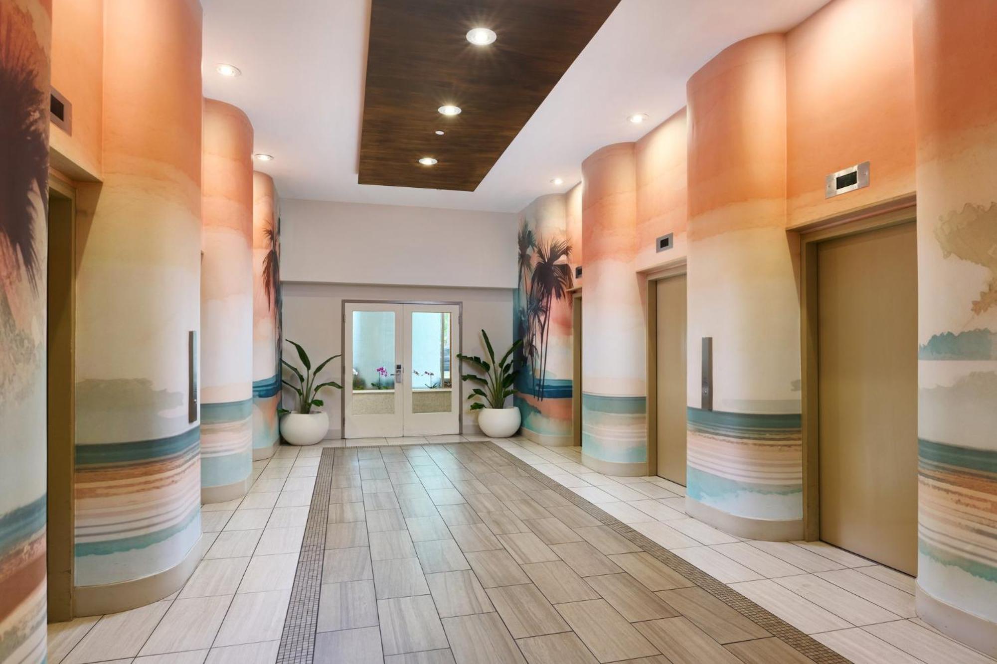 Holiday Inn Express Waikiki By Ihg Honolulu Exterior photo