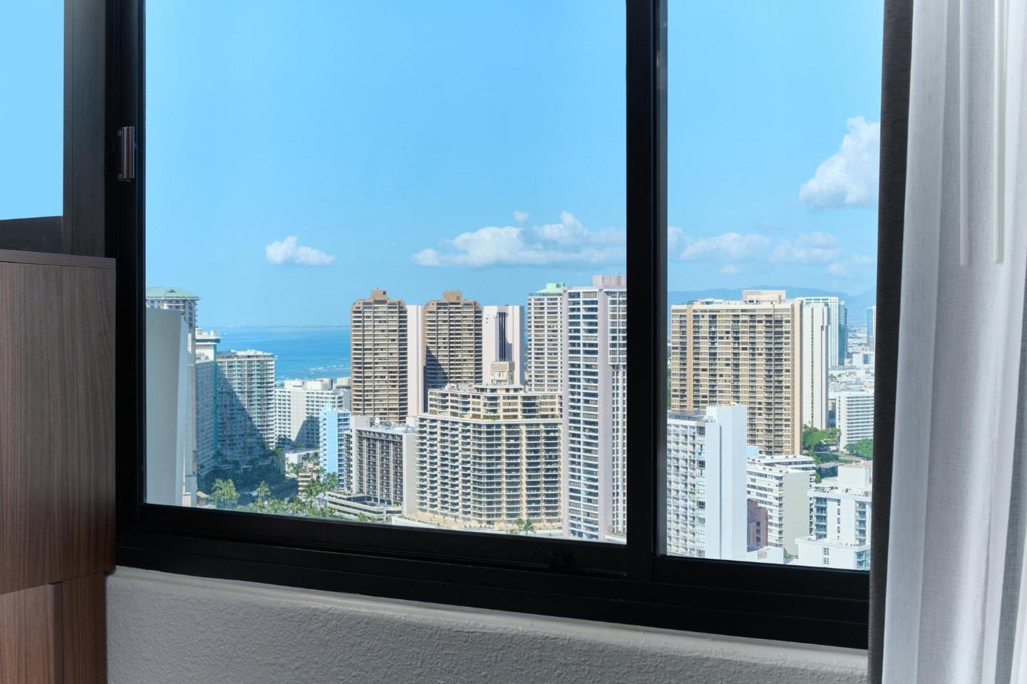 Holiday Inn Express Waikiki By Ihg Honolulu Exterior photo